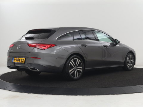 Mercedes-Benz CLA-Klasse Shooting Brake 180 Business Solution Luxury Trekhaak| Carplay | DAB | Parkeersensoren | Camera | Navigatie | Sfeerverlichting | Adaptive cruise | LM