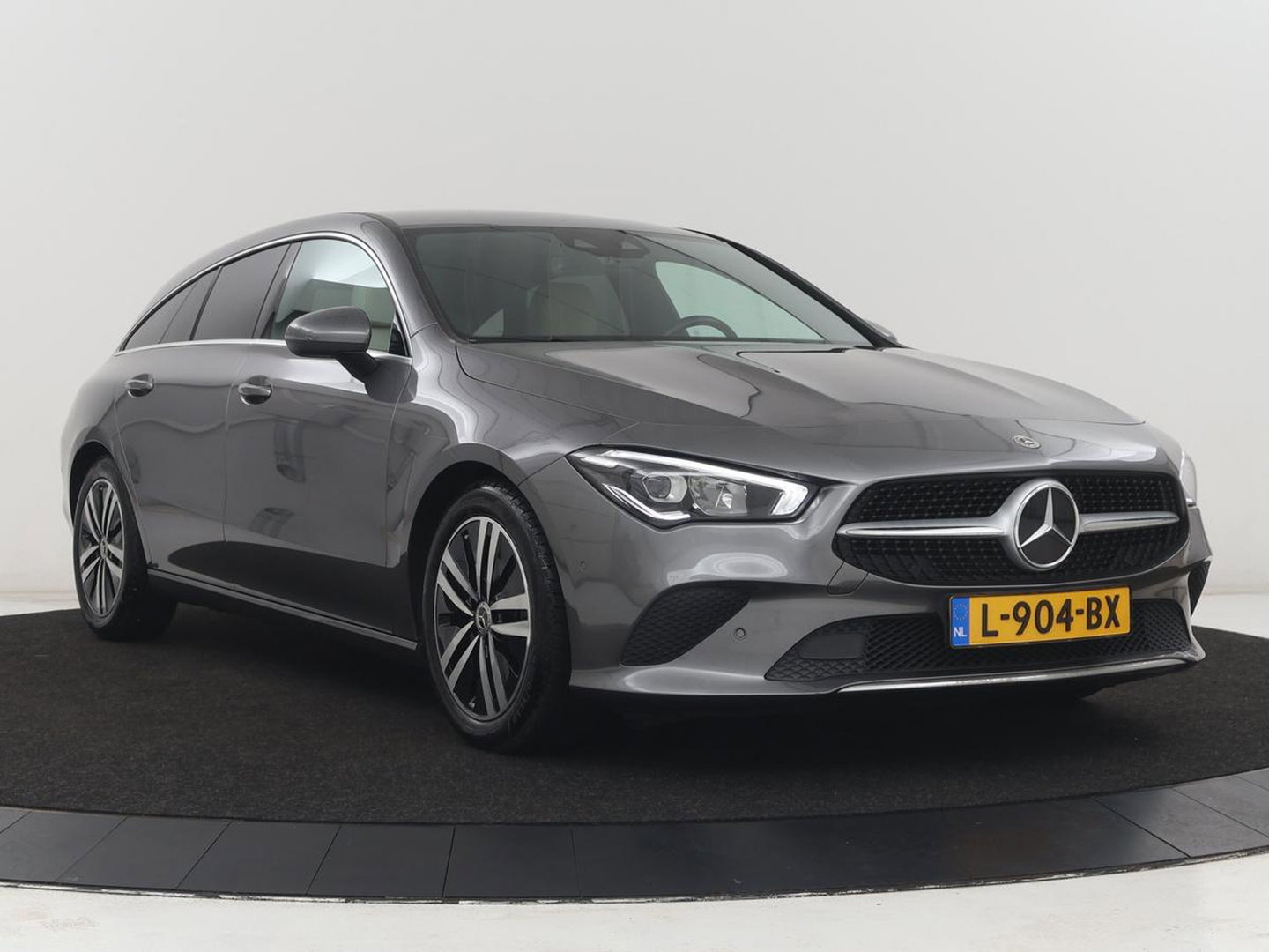 Mercedes-Benz CLA-Klasse Shooting Brake 180 Business Solution Luxury Trekhaak| Carplay | DAB | Parkeersensoren | Camera | Navigatie | Sfeerverlichting | Adaptive cruise | LM