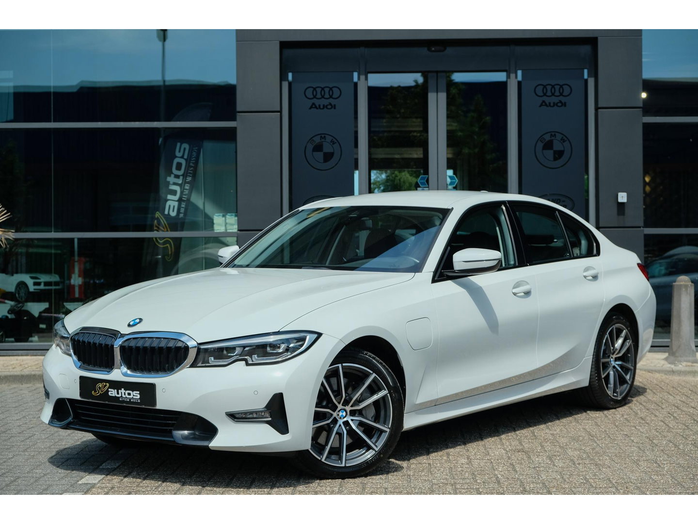 BMW 3-serie 330e 292pk eDrive Sport Line Sportstoelen Leder Digital cockpit Stoelverwarming LED NLauto Zeer Net!