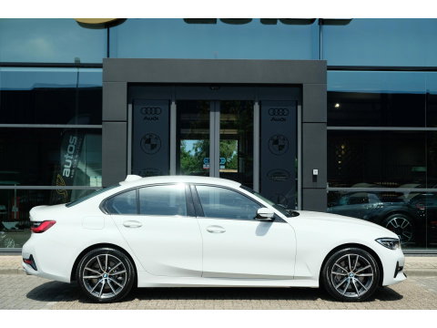 BMW 3-serie 330e 292pk eDrive Sport Line Sportstoelen Leder Digital cockpit Stoelverwarming LED NLauto Zeer Net!