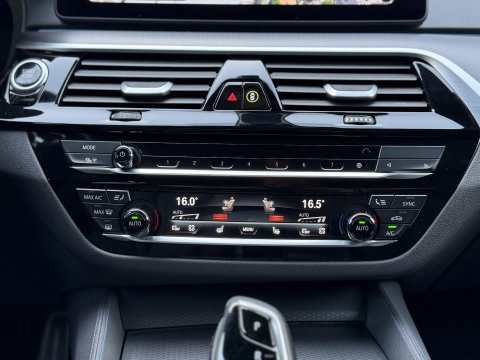 BMW 5 Serie Touring 530e xDrive High Ex. M-Sport |Pano|M-Seats|HUD|Laser|Trekhaak|19"