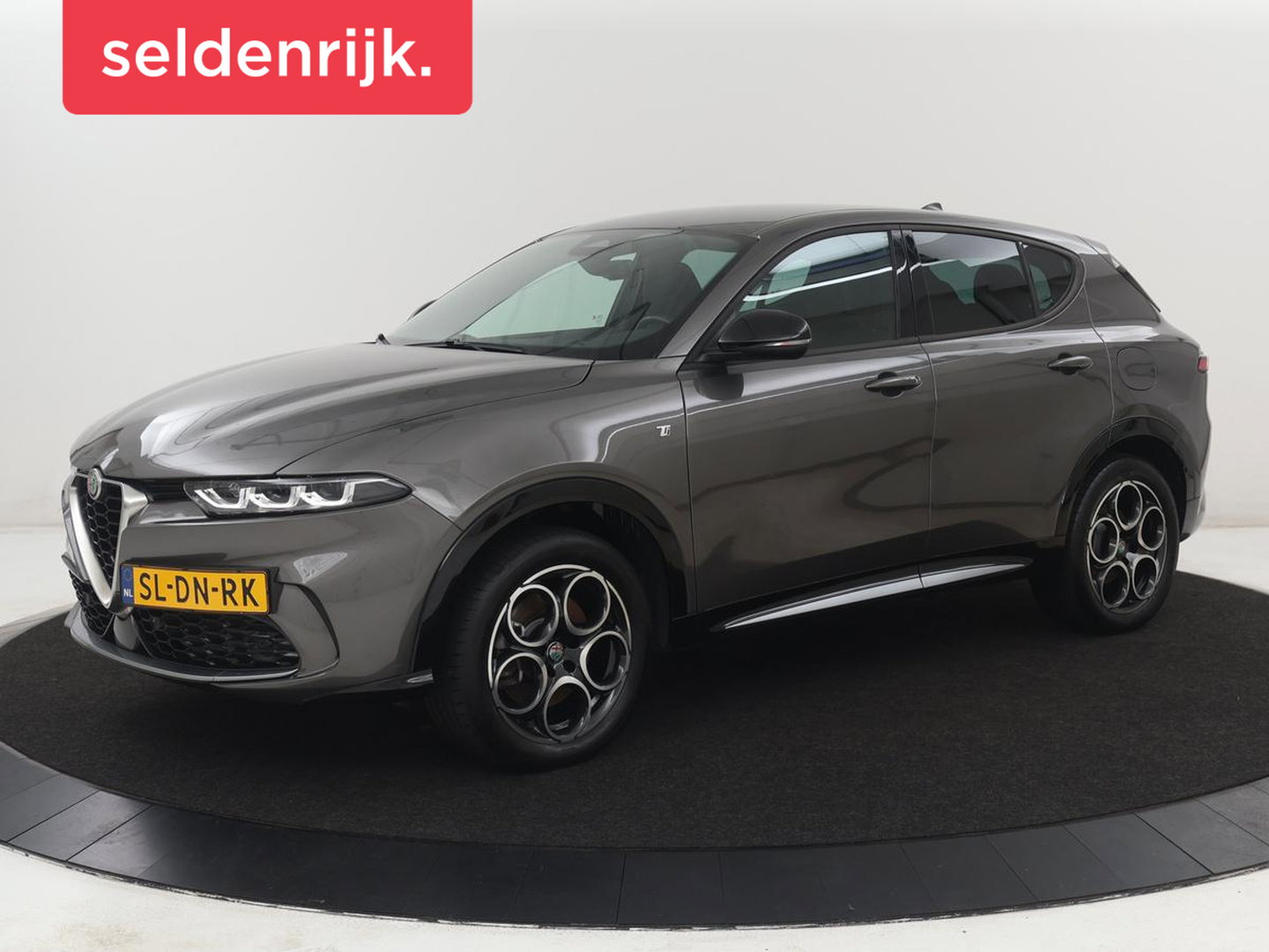 Alfa Romeo Tonale 1.3T PHEV TI | 280PK | SOH 99% | Trekhaak | Stoelverwarming | Adaptive cruise | Camera | Carplay | Matrix LED | Navigatie | Stuurverwarming | Climate control | Plug In