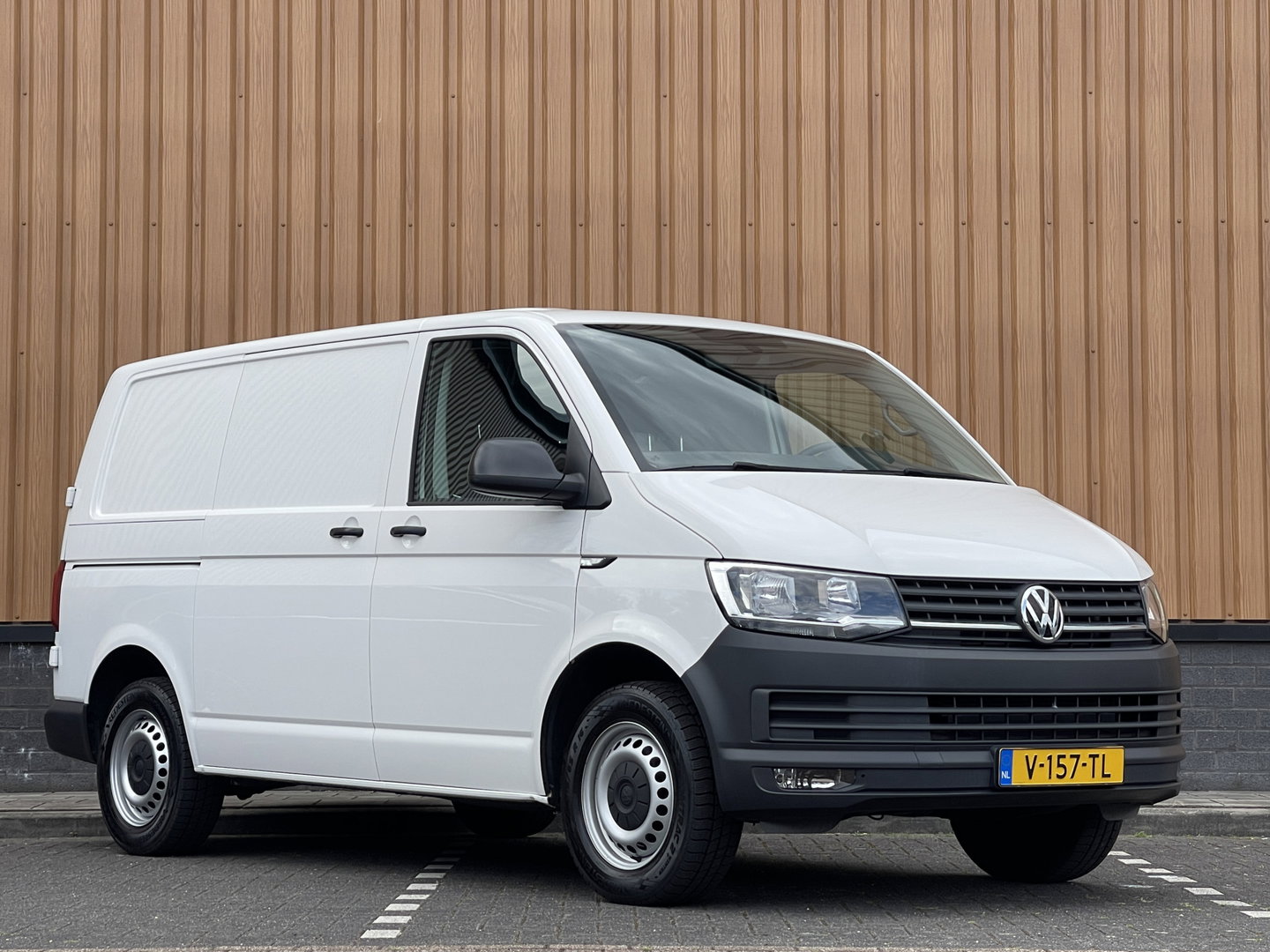 Volkswagen Transporter 2.0 TSI L1H1 | Benzine! | Trekhaak | Cruise Control | Parkeersensoren Achter | Voorruitverwarming | Apple Carplay | Android Auto |