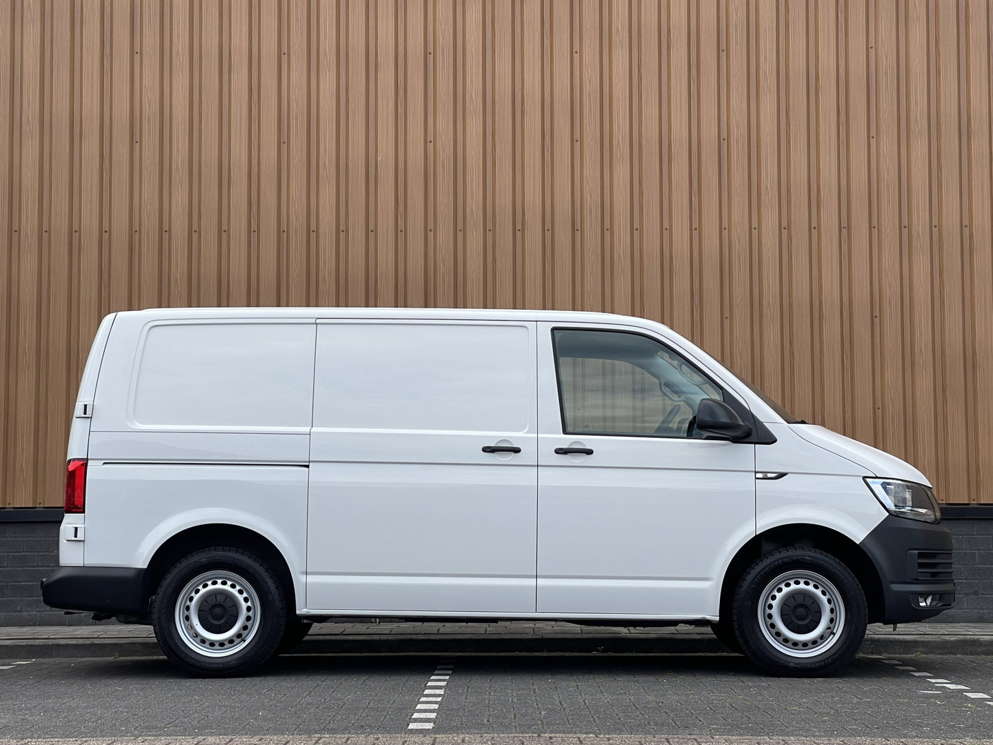 Volkswagen Transporter 2.0 TSI L1H1 | Benzine! | Trekhaak | Cruise Control | Parkeersensoren Achter | Voorruitverwarming | Apple Carplay | Android Auto |