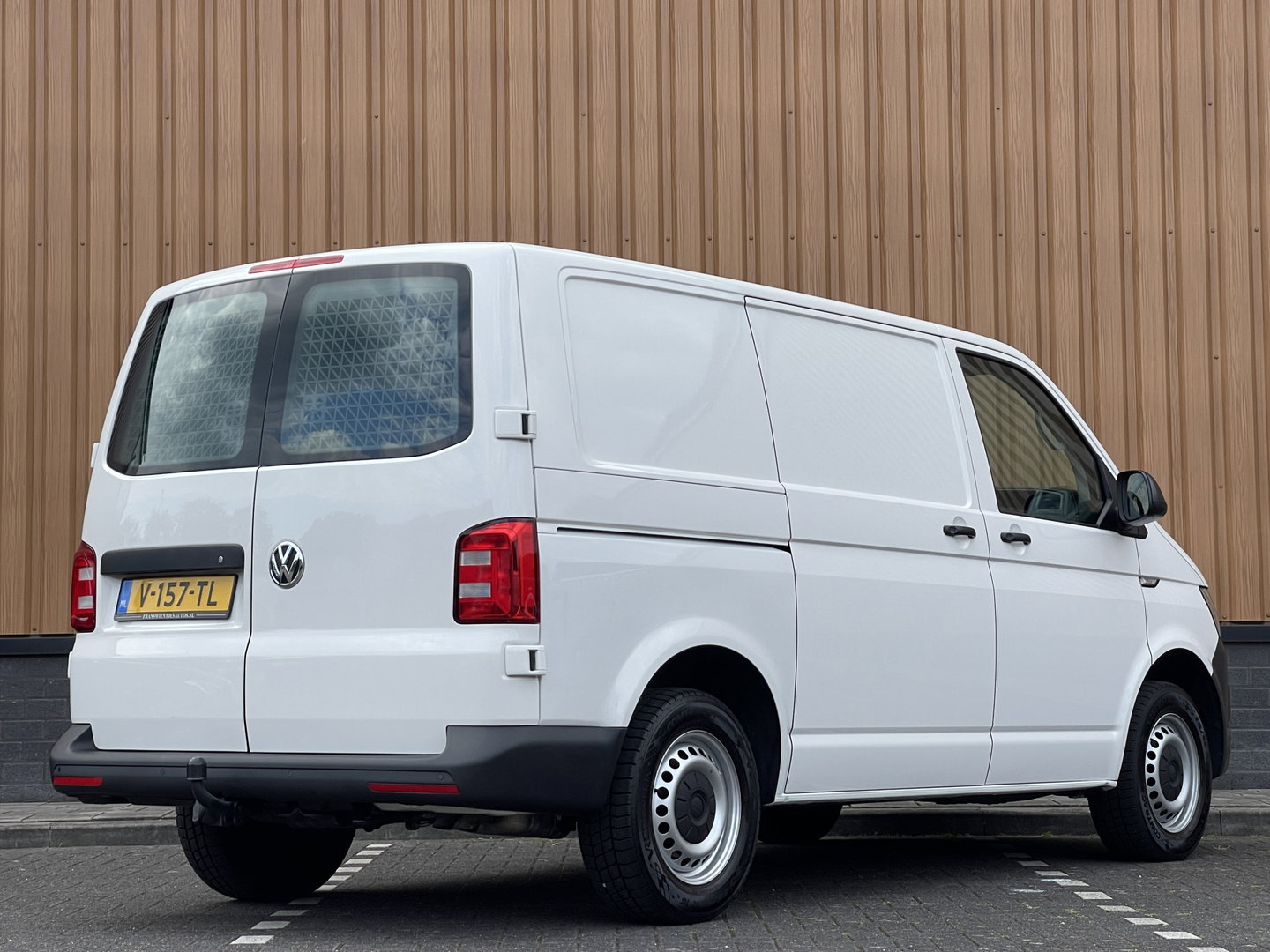 Volkswagen Transporter 2.0 TSI L1H1 | Benzine! | Trekhaak | Cruise Control | Parkeersensoren Achter | Voorruitverwarming | Apple Carplay | Android Auto |