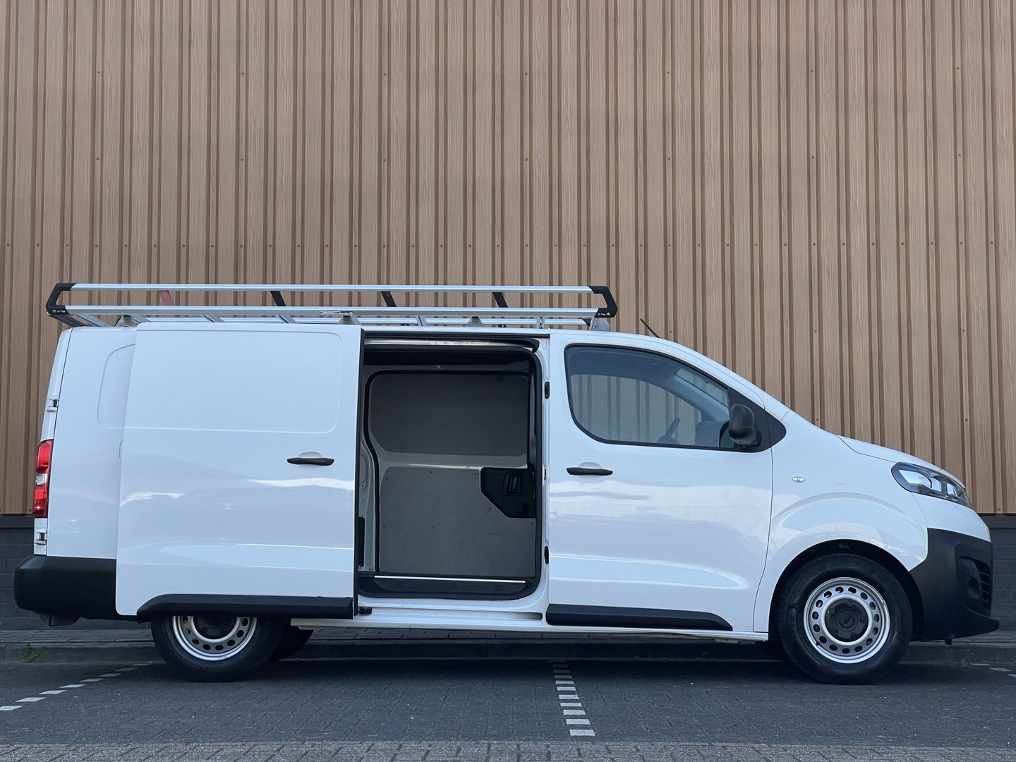 Opel Vivaro 2.0 CDTI L3H1 Edition | Trekhaak | Dubbele Schuifdeur | Cruise Control | Achteruitrijcamera | Apple Carplay | Parkeersensoren Achter | Airconditioning |