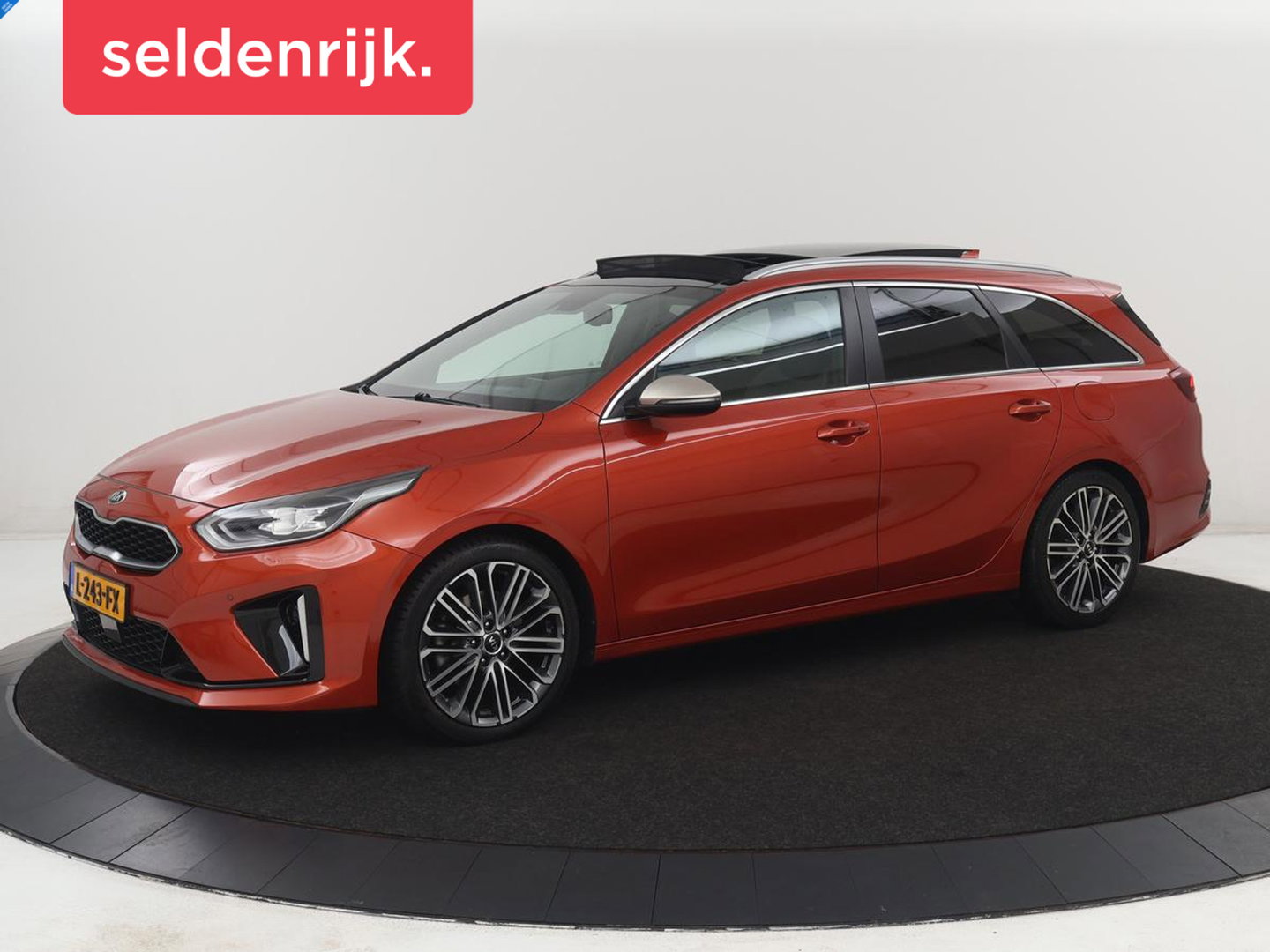 Kia Ceed 1.5 T-GDi GT-PlusLine | Panoramadak | Trekhaak | Stoelverwarming | Leder/Alcantara | JBL Sound | Carplay | Adaptive cruise | Sportstoelen | Achterbankverwarming | Keyless | Navigatie | Camera | Memory | Side Assist