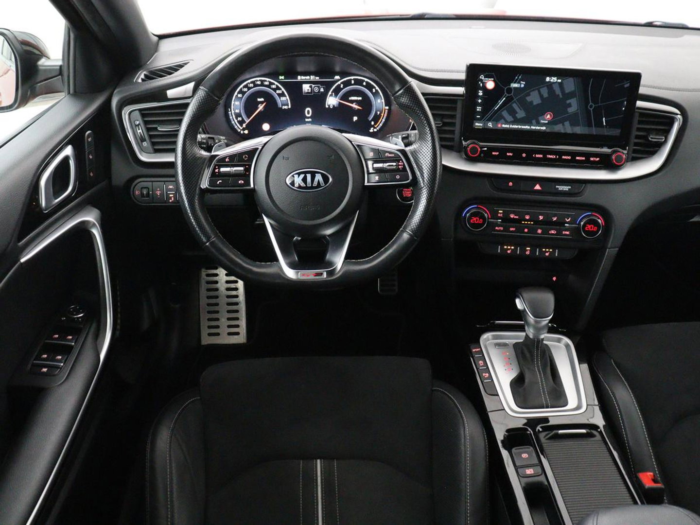 Kia Ceed 1.5 T-GDi GT-PlusLine | Panoramadak | Trekhaak | Stoelverwarming | Leder/Alcantara | JBL Sound | Carplay | Adaptive cruise | Sportstoelen | Achterbankverwarming | Keyless | Navigatie | Camera | Memory | Side Assist