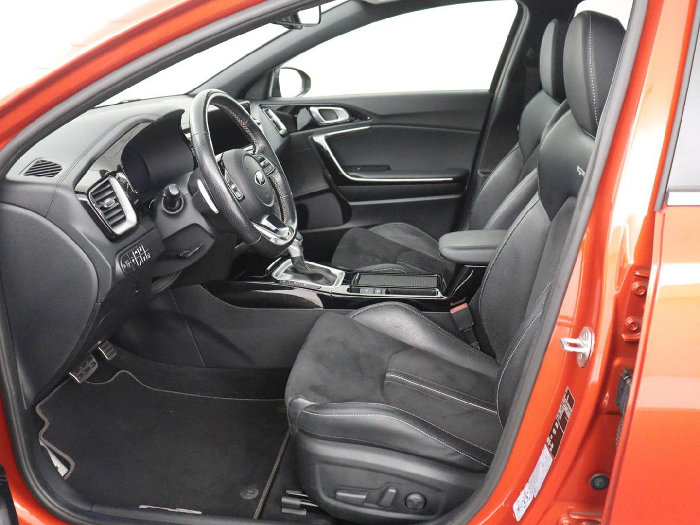 Kia Ceed 1.5 T-GDi GT-PlusLine | Panoramadak | Trekhaak | Stoelverwarming | Leder/Alcantara | JBL Sound | Carplay | Adaptive cruise | Sportstoelen | Achterbankverwarming | Keyless | Navigatie | Camera | Memory | Side Assist