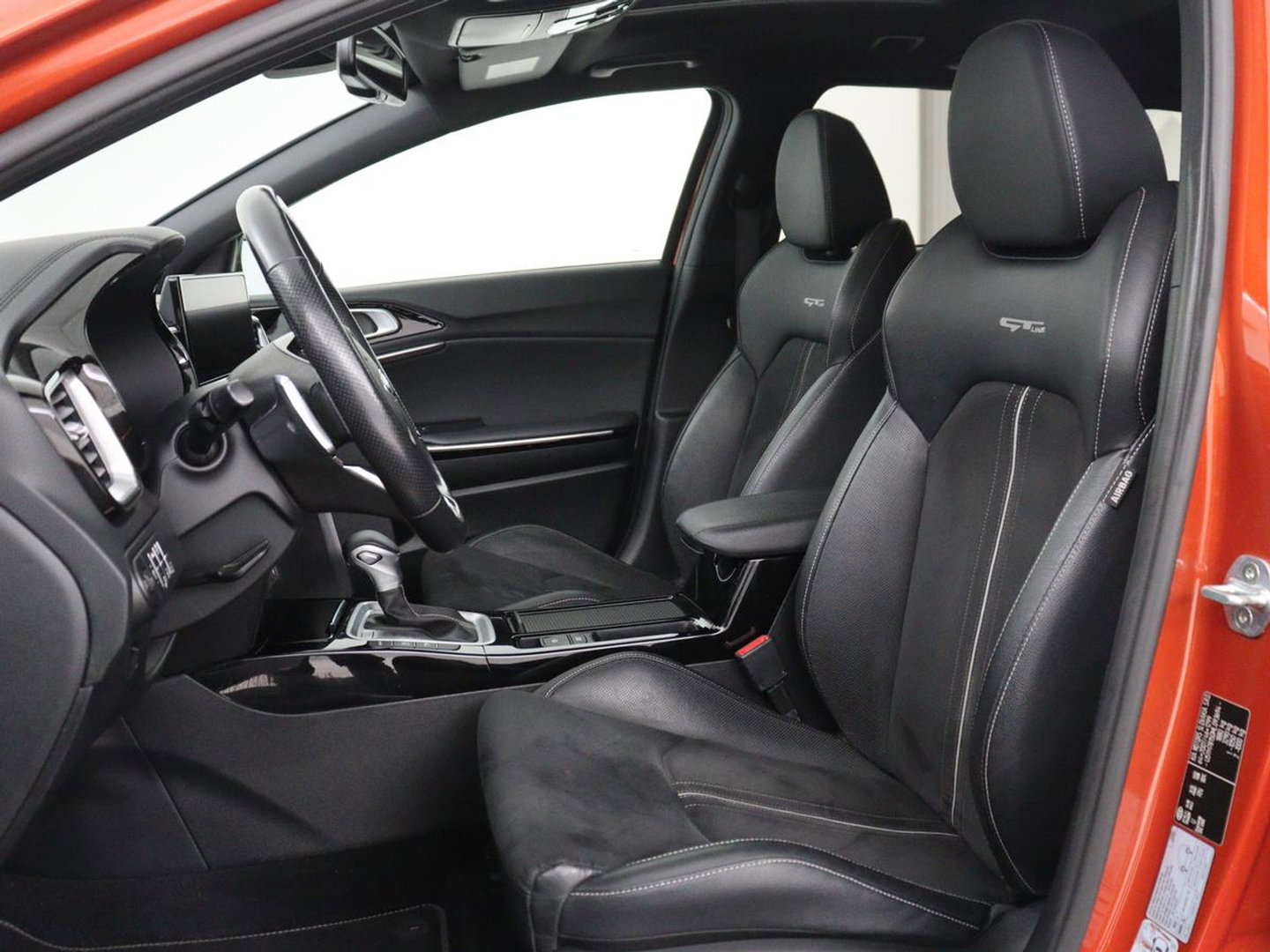 Kia Ceed 1.5 T-GDi GT-PlusLine | Panoramadak | Trekhaak | Stoelverwarming | Leder/Alcantara | JBL Sound | Carplay | Adaptive cruise | Sportstoelen | Achterbankverwarming | Keyless | Navigatie | Camera | Memory | Side Assist