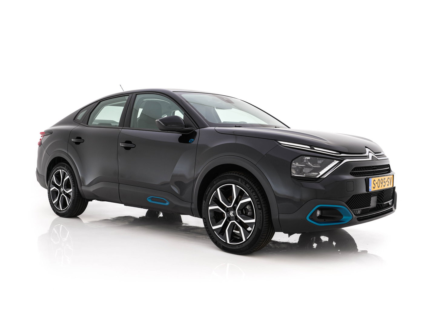 Citroën Ë-C4 X Feel Pack 50 kWh [ 3-Fase-11Kw ] {SOH-91%} (INCL-BTW) *HEATPUMP | FULL-LED | LEATHER-FABRIC | DIGI-COCKPIT | DAB | COMFORTSEATS | CAMERA | ECC | CARPLAY | LANE-ASSIST | PDC | CRUISE | 18''ALU*