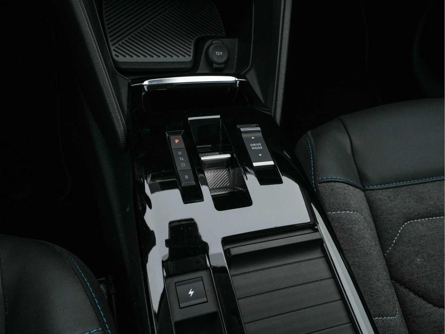 Citroën Ë-C4 X Feel Pack 50 kWh [ 3-Fase-11Kw ] {SOH-91%} (INCL-BTW) *HEATPUMP | FULL-LED | LEATHER-FABRIC | DIGI-COCKPIT | DAB | COMFORTSEATS | CAMERA | ECC | CARPLAY | LANE-ASSIST | PDC | CRUISE | 18''ALU*