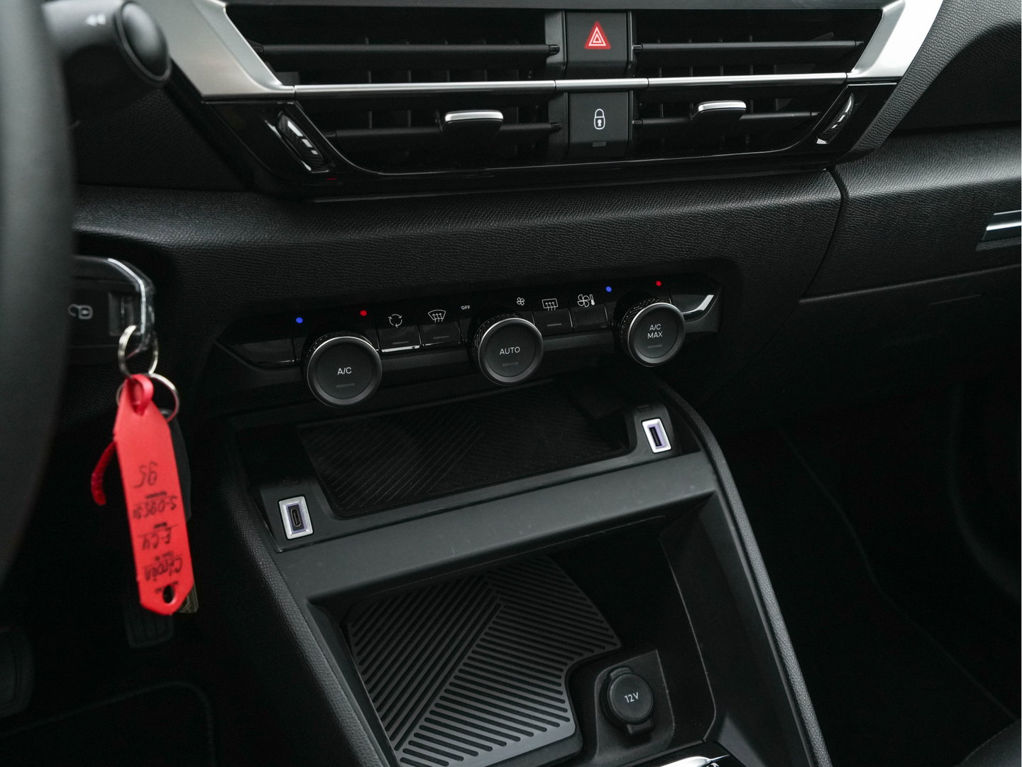 Citroën Ë-C4 X Feel Pack 50 kWh [ 3-Fase-11Kw ] {SOH-91%} (INCL-BTW) *HEATPUMP | FULL-LED | LEATHER-FABRIC | DIGI-COCKPIT | DAB | COMFORTSEATS | CAMERA | ECC | CARPLAY | LANE-ASSIST | PDC | CRUISE | 18''ALU*