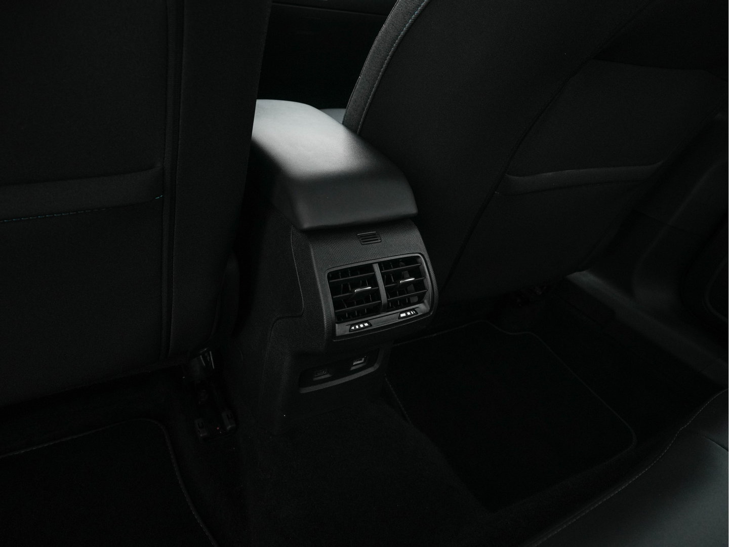 Citroën Ë-C4 X Feel Pack 50 kWh [ 3-Fase-11Kw ] {SOH-91%} (INCL-BTW) *HEATPUMP | FULL-LED | LEATHER-FABRIC | DIGI-COCKPIT | DAB | COMFORTSEATS | CAMERA | ECC | CARPLAY | LANE-ASSIST | PDC | CRUISE | 18''ALU*