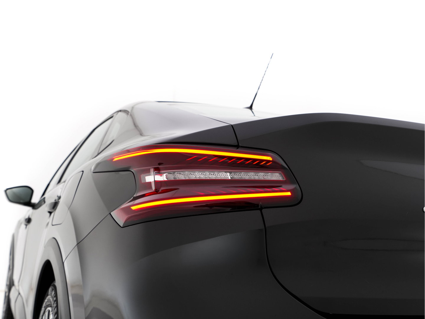 Citroën Ë-C4 X Feel Pack 50 kWh [ 3-Fase-11Kw ] {SOH-91%} (INCL-BTW) *HEATPUMP | FULL-LED | LEATHER-FABRIC | DIGI-COCKPIT | DAB | COMFORTSEATS | CAMERA | ECC | CARPLAY | LANE-ASSIST | PDC | CRUISE | 18''ALU*