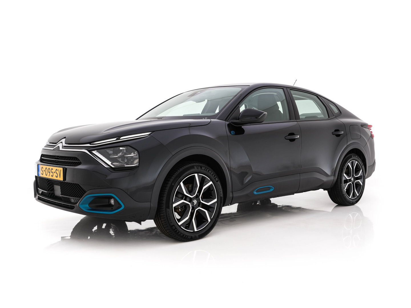 Citroën Ë-C4 X Feel Pack 50 kWh [ 3-Fase-11Kw ] {SOH-91%} (INCL-BTW) *HEATPUMP | FULL-LED | LEATHER-FABRIC | DIGI-COCKPIT | DAB | COMFORTSEATS | CAMERA | ECC | CARPLAY | LANE-ASSIST | PDC | CRUISE | 18''ALU*