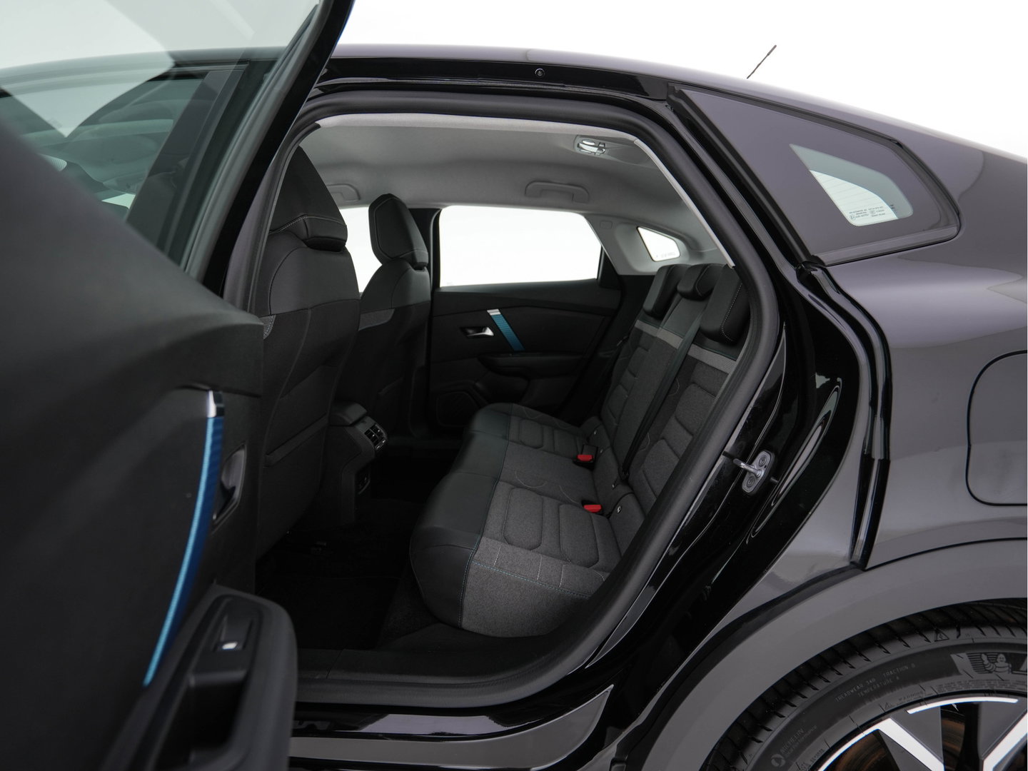 Citroën Ë-C4 X Feel Pack 50 kWh [ 3-Fase-11Kw ] {SOH-91%} (INCL-BTW) *HEATPUMP | FULL-LED | LEATHER-FABRIC | DIGI-COCKPIT | DAB | COMFORTSEATS | CAMERA | ECC | CARPLAY | LANE-ASSIST | PDC | CRUISE | 18''ALU*