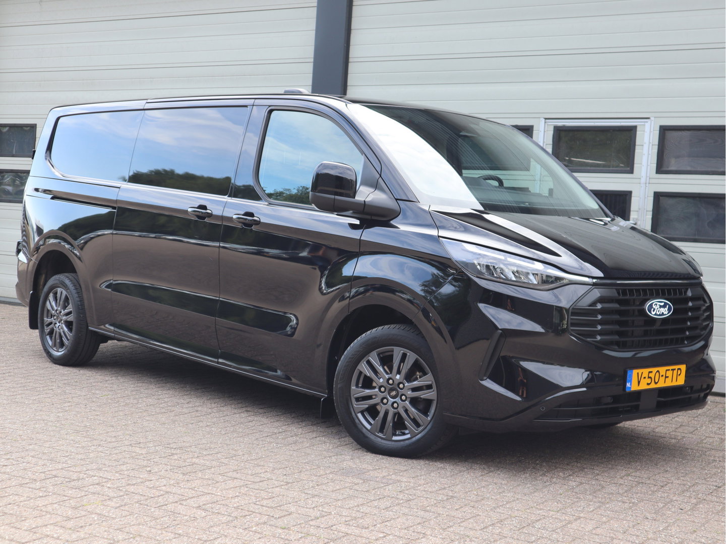 Ford Transit Custom 2.0 TDCI 136pk Euro 6 L2 Lang LIMITED - Apple Carplay - Camera - Cruise