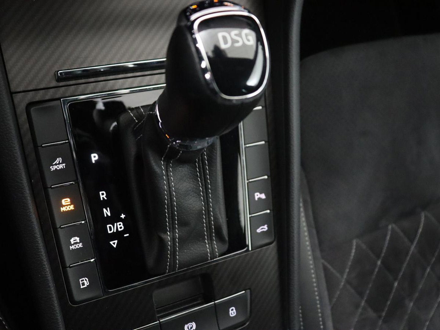 Škoda Superb 1.4 TSI iV Sportline | Stoelverwarming | Alcantara | Adaptive cruise | Camera | Carplay | Matrix LED | Stuurverwarming | Virtual Cockpit | Navigatie | Parkeerhulp | Sportstoelen | Sfeerverlichting | PHEV | Plug In