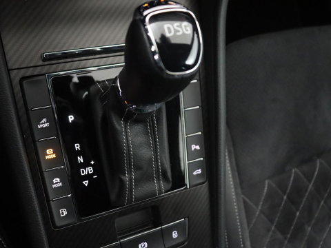 Škoda Superb 1.4 TSI iV Sportline | Stoelverwarming | Alcantara | Adaptive cruise | Camera | Carplay | Matrix LED | Stuurverwarming | Virtual Cockpit | Navigatie | Parkeerhulp | Sportstoelen | Sfeerverlichting | PHEV | Plug In