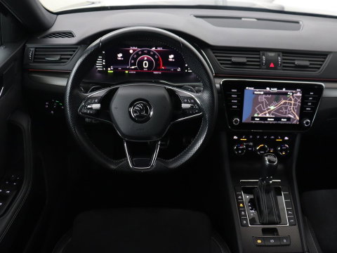 Škoda Superb 1.4 TSI iV Sportline | Stoelverwarming | Alcantara | Adaptive cruise | Camera | Carplay | Matrix LED | Stuurverwarming | Virtual Cockpit | Navigatie | Parkeerhulp | Sportstoelen | Sfeerverlichting | PHEV | Plug In