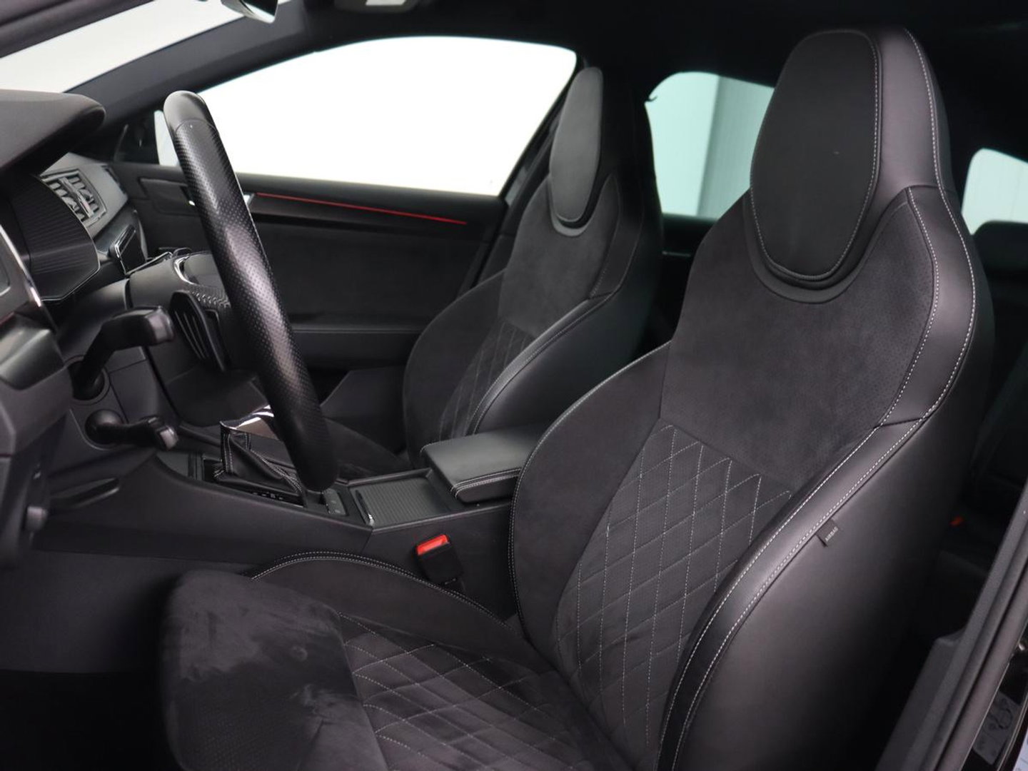 Škoda Superb 1.4 TSI iV Sportline | Stoelverwarming | Alcantara | Adaptive cruise | Camera | Carplay | Matrix LED | Stuurverwarming | Virtual Cockpit | Navigatie | Parkeerhulp | Sportstoelen | Sfeerverlichting | PHEV | Plug In