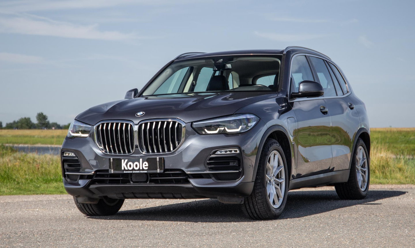 BMW X5 xDrive45e High Executive CARPLAY / CAMERA / DEALER ONDERHOUDEN / ZWART LEER / STOELVERWARMING / TREKHAAK