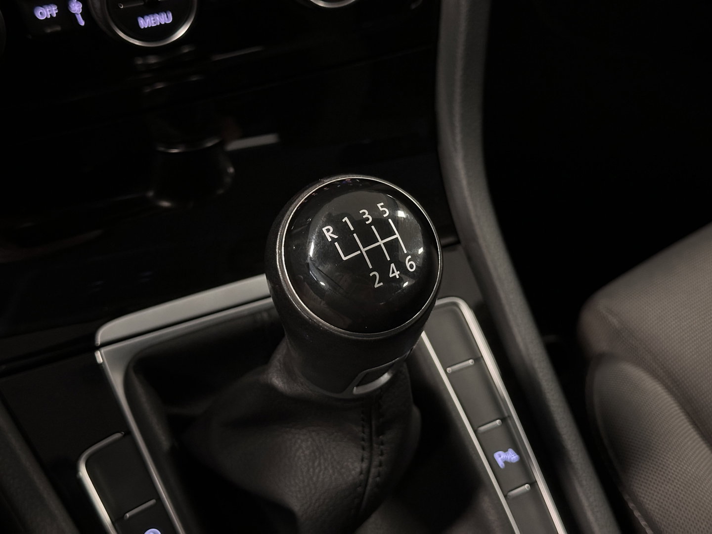 Volkswagen Golf 1.5 TSI Highline | Origineel Nederlands! | Adaptieve Cruise Control | Achteruitrijcamera | Apple Carplay | Parkeersensoren | Android Auto |