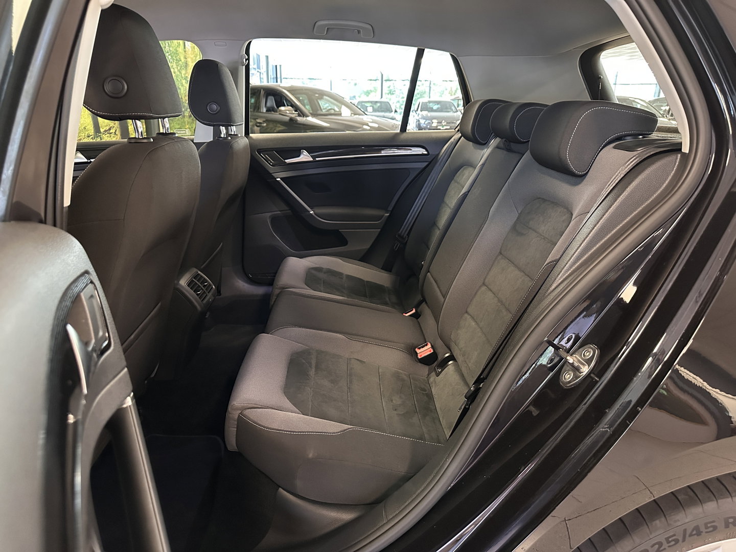 Volkswagen Golf 1.5 TSI Highline | Origineel Nederlands! | Adaptieve Cruise Control | Achteruitrijcamera | Apple Carplay | Parkeersensoren | Android Auto |