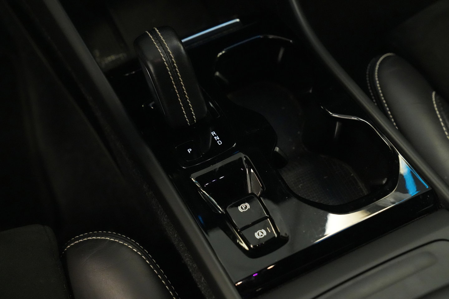 Volvo XC40 2.0 D3 R-Design Cruise/Climate 20''LM Harman&Kardon 24 Maanden garantie* (Vraag naar de voorwaarden)