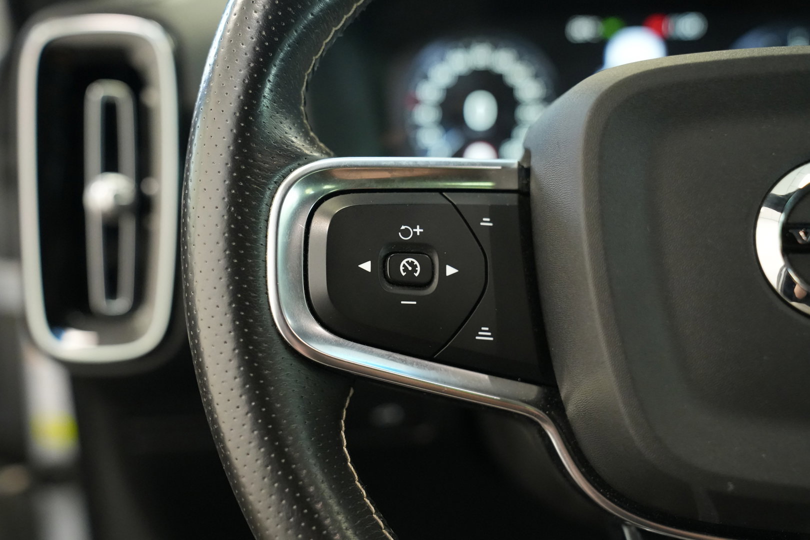 Volvo XC40 2.0 D3 R-Design Cruise/Climate 20''LM Harman&Kardon 24 Maanden garantie* (Vraag naar de voorwaarden)