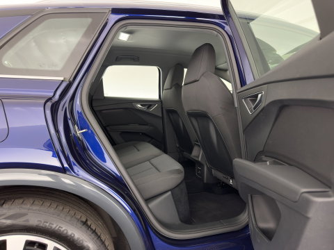 Audi Q4 e-tron 40 Launch edition Advanced 77 kWh [ 3-Fase-11kW ] (INCL-BTW) Aut. *NAVI-FULLMAP | MATRIX-LED | KEYLESS | CAMERA | AUDI-SOUND |  DIGI-COCKPIT | DAB | AMBIENTLIGHT | HEATED-SPORTSEATS | PRIVACYGLASS | CRUISE | 19''ALU*