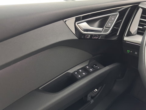 Audi Q4 e-tron 40 Launch edition Advanced 77 kWh [ 3-Fase-11kW ] (INCL-BTW) Aut. *NAVI-FULLMAP | MATRIX-LED | KEYLESS | CAMERA | AUDI-SOUND |  DIGI-COCKPIT | DAB | AMBIENTLIGHT | HEATED-SPORTSEATS | PRIVACYGLASS | CRUISE | 19''ALU*