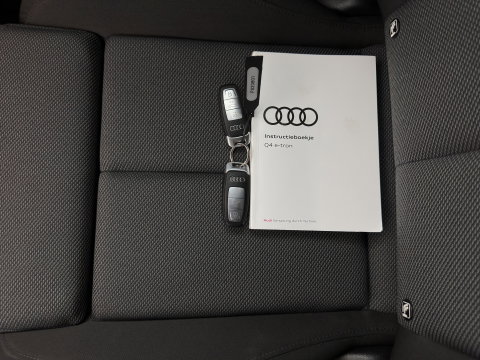 Audi Q4 e-tron 40 Launch edition Advanced 77 kWh [ 3-Fase-11kW ] (INCL-BTW) Aut. *NAVI-FULLMAP | MATRIX-LED | KEYLESS | CAMERA | AUDI-SOUND |  DIGI-COCKPIT | DAB | AMBIENTLIGHT | HEATED-SPORTSEATS | PRIVACYGLASS | CRUISE | 19''ALU*