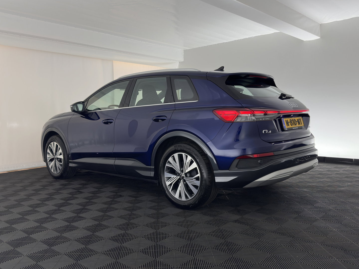 Audi Q4 e-tron 40 Launch edition Advanced 77 kWh [ 3-Fase-11kW ] (INCL-BTW) Aut. *NAVI-FULLMAP | MATRIX-LED | KEYLESS | CAMERA | AUDI-SOUND |  DIGI-COCKPIT | DAB | AMBIENTLIGHT | HEATED-SPORTSEATS | PRIVACYGLASS | CRUISE | 19''ALU*