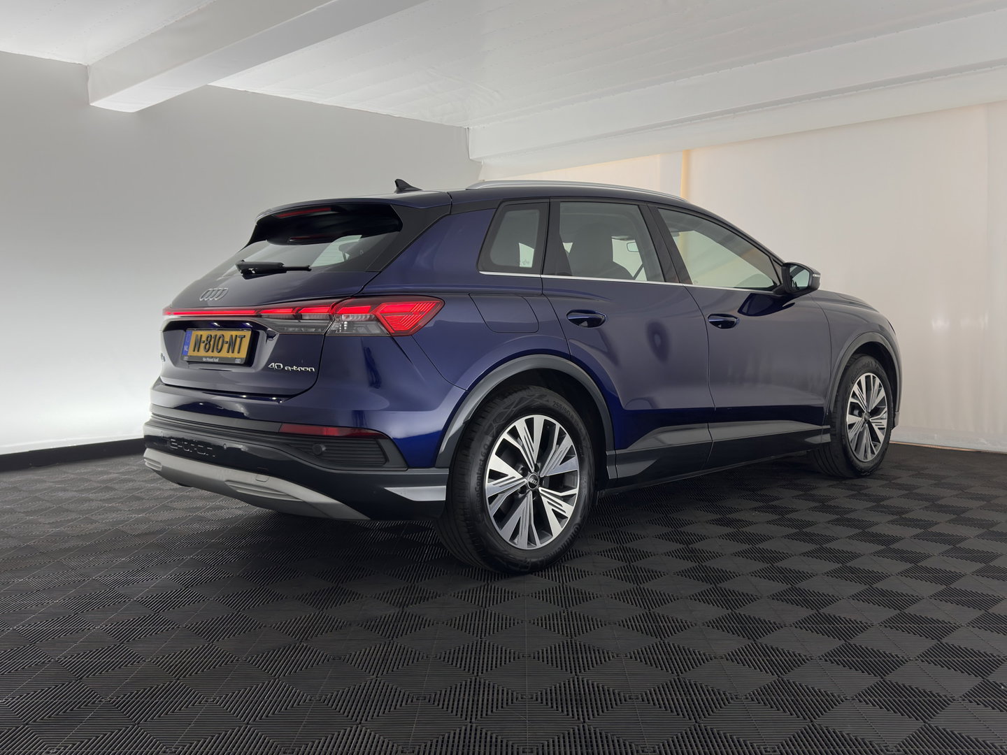 Audi Q4 e-tron 40 Launch edition Advanced 77 kWh [ 3-Fase-11kW ] (INCL-BTW) Aut. *NAVI-FULLMAP | MATRIX-LED | KEYLESS | CAMERA | AUDI-SOUND |  DIGI-COCKPIT | DAB | AMBIENTLIGHT | HEATED-SPORTSEATS | PRIVACYGLASS | CRUISE | 19''ALU*