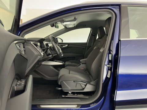 Audi Q4 e-tron 40 Launch edition Advanced 77 kWh [ 3-Fase-11kW ] (INCL-BTW) Aut. *NAVI-FULLMAP | MATRIX-LED | KEYLESS | CAMERA | AUDI-SOUND |  DIGI-COCKPIT | DAB | AMBIENTLIGHT | HEATED-SPORTSEATS | PRIVACYGLASS | CRUISE | 19''ALU*