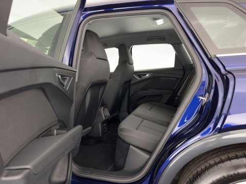 Audi Q4 e-tron 40 Launch edition Advanced 77 kWh [ 3-Fase-11kW ] (INCL-BTW) Aut. *NAVI-FULLMAP | MATRIX-LED | KEYLESS | CAMERA | AUDI-SOUND |  DIGI-COCKPIT | DAB | AMBIENTLIGHT | HEATED-SPORTSEATS | PRIVACYGLASS | CRUISE | 19''ALU*