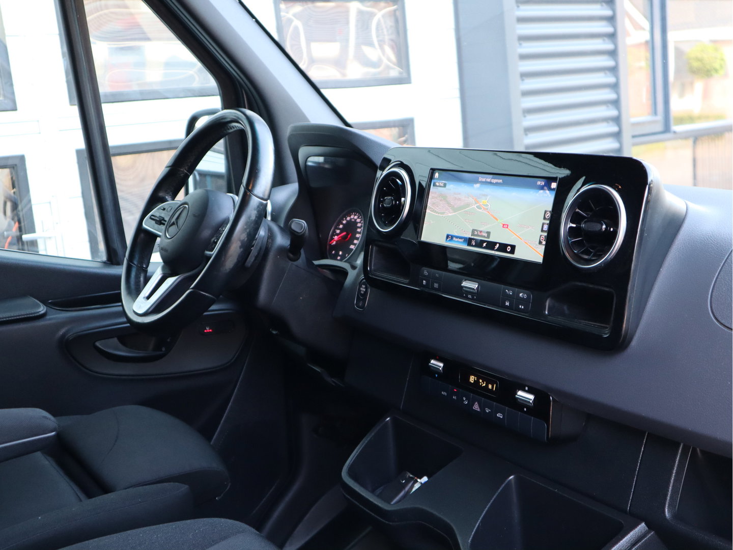 Mercedes-Benz Sprinter 319 CDI 3.0 V6 Euro 6 Automaat L2H2 - 3,5t KG Trekhaak - MBUX - LED