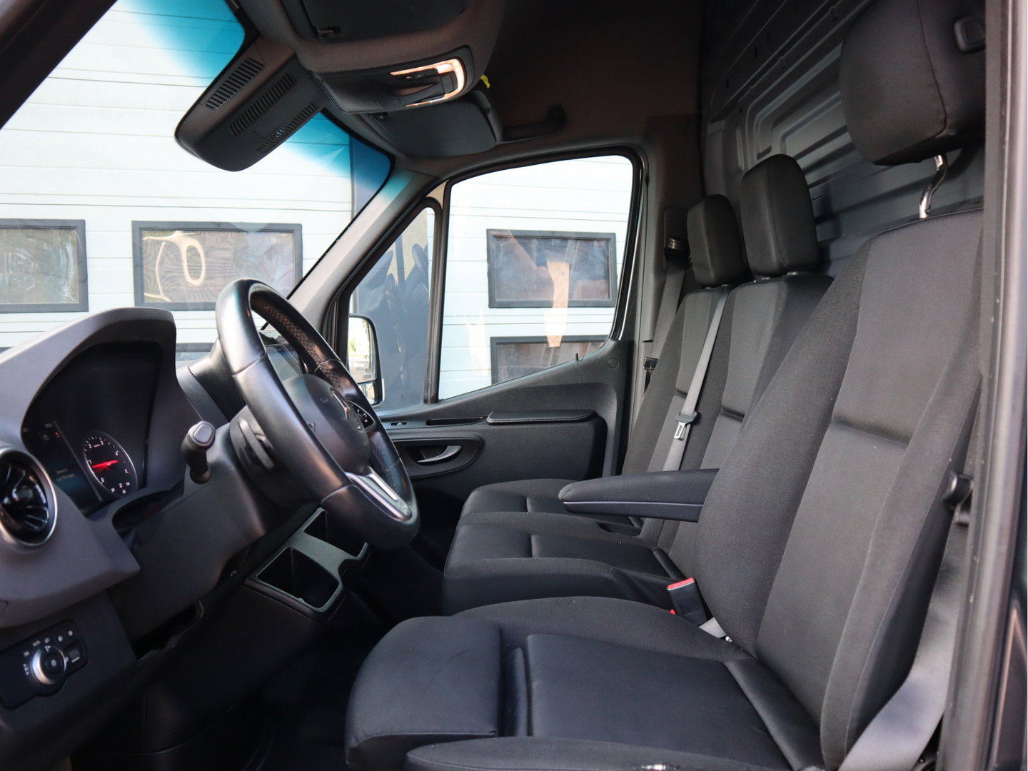 Mercedes-Benz Sprinter 319 CDI 3.0 V6 Euro 6 Automaat L2H2 - 3,5t KG Trekhaak - MBUX - LED