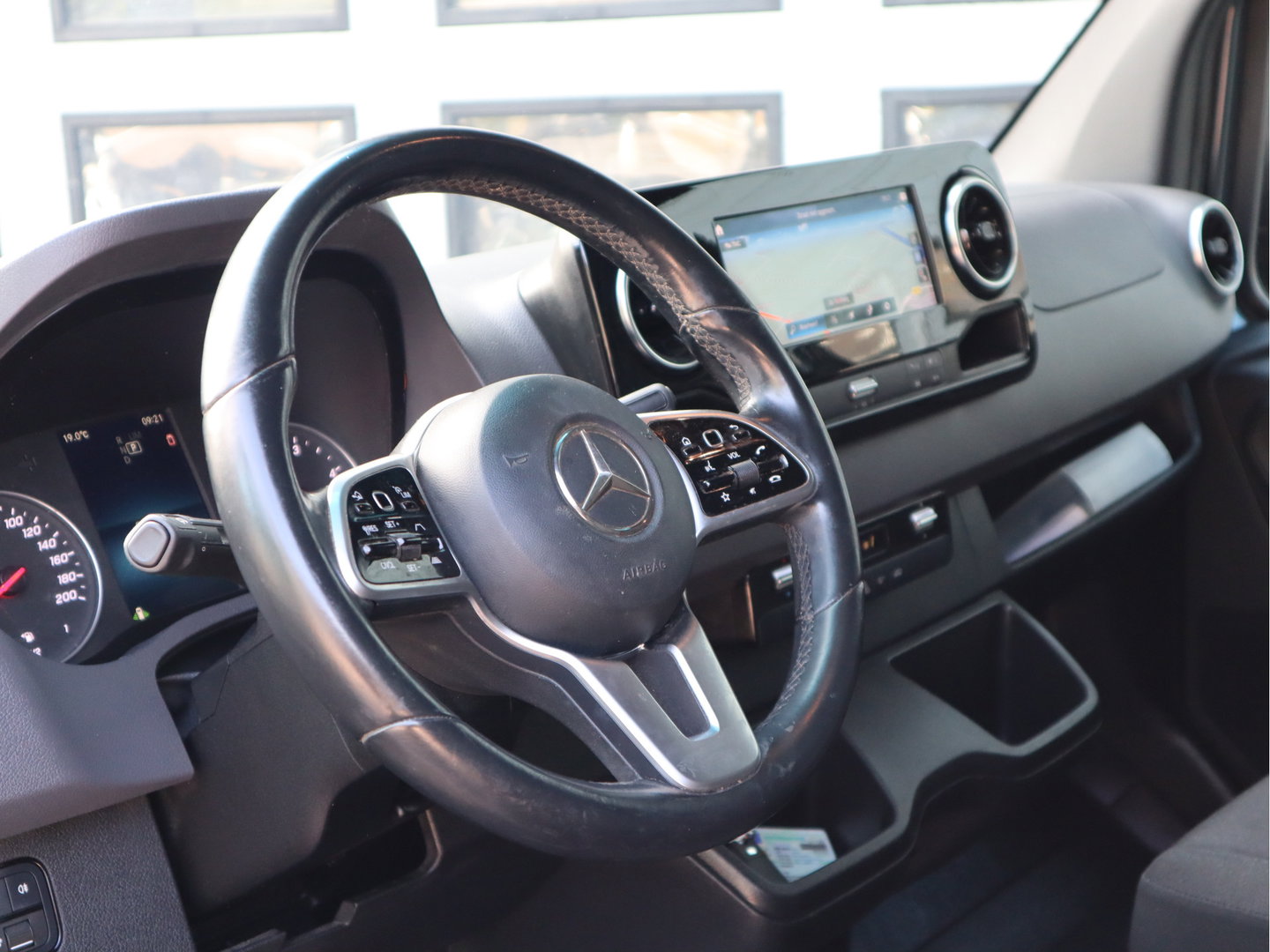 Mercedes-Benz Sprinter 319 CDI 3.0 V6 Euro 6 Automaat L2H2 - 3,5t KG Trekhaak - MBUX - LED
