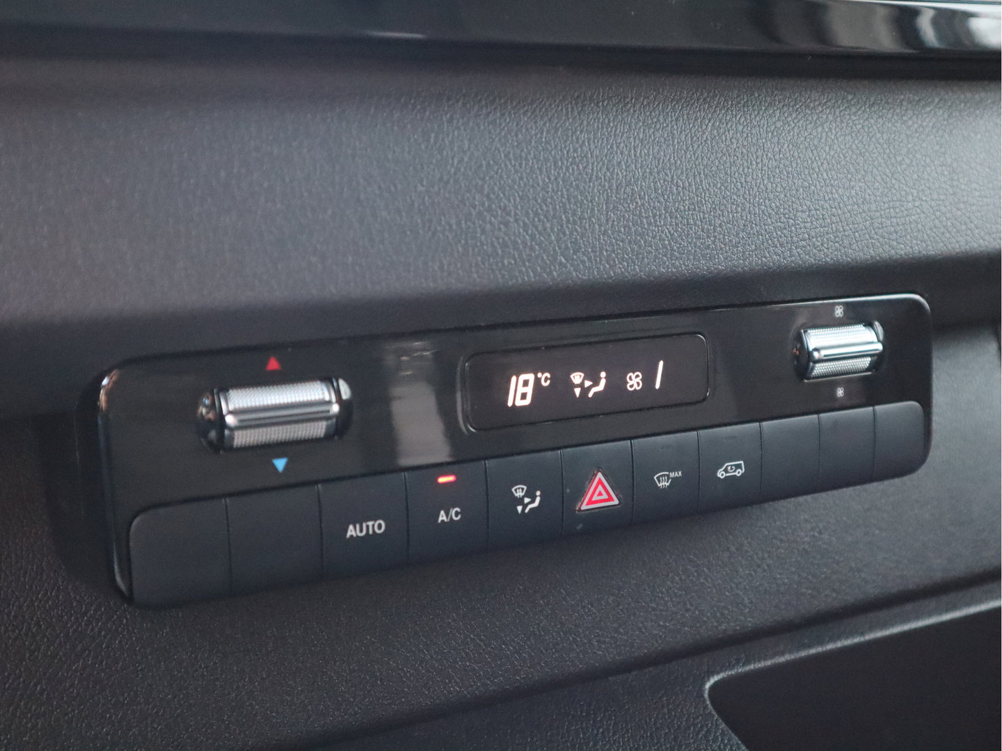 Mercedes-Benz Sprinter 319 CDI 3.0 V6 Euro 6 Automaat L2H2 - 3,5t KG Trekhaak - MBUX - LED