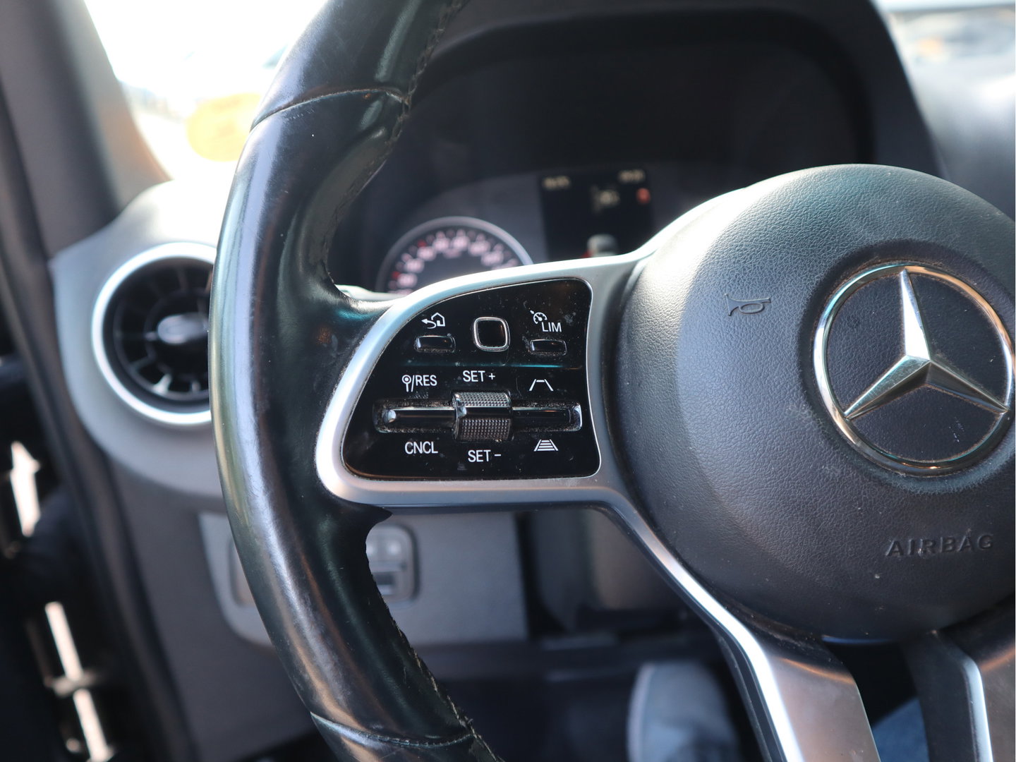 Mercedes-Benz Sprinter 319 CDI 3.0 V6 Euro 6 Automaat L2H2 - 3,5t KG Trekhaak - MBUX - LED