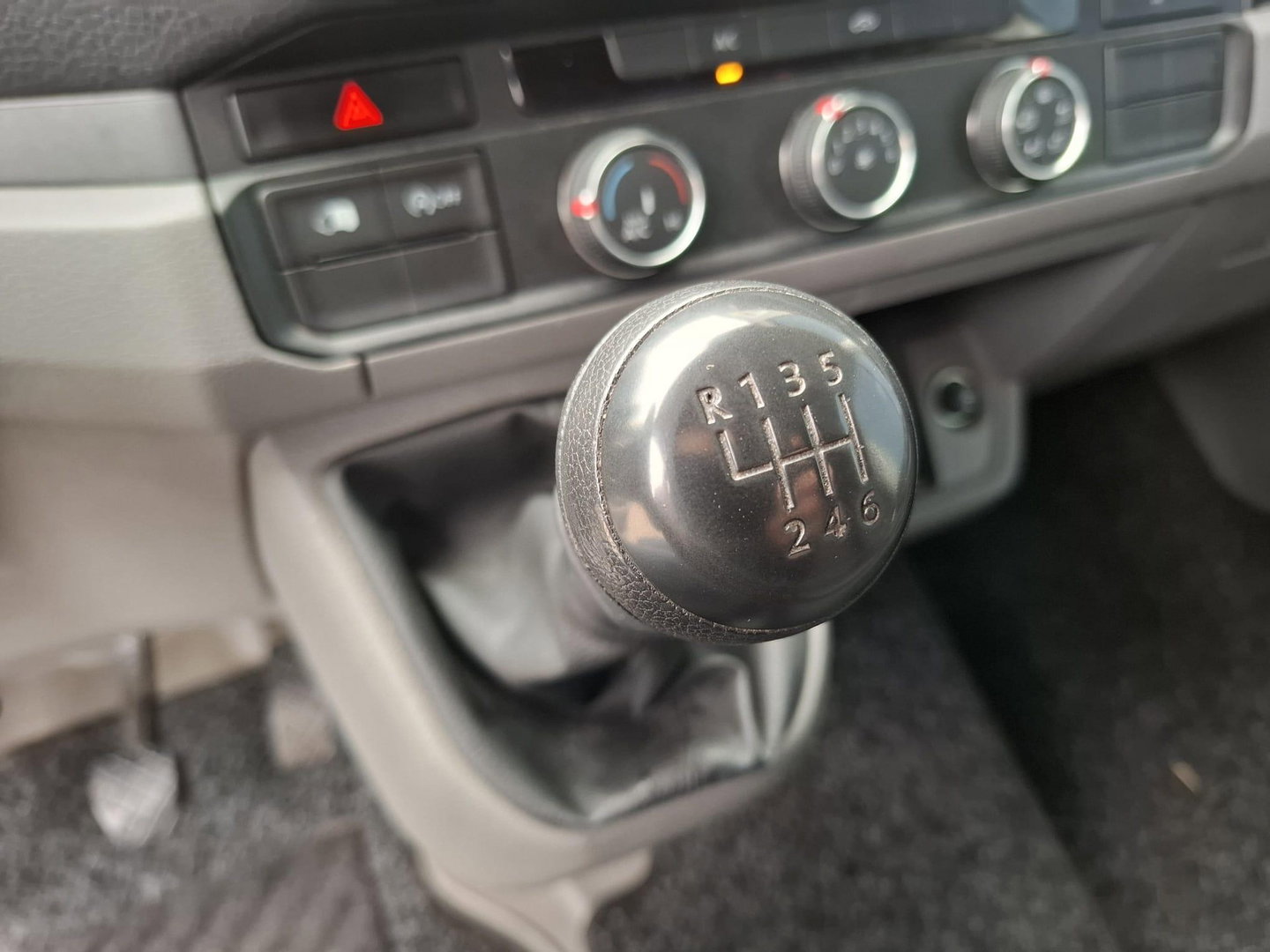 Volkswagen Crafter 35 2.0 TDI L3H3 Comfortline AIRCO / CRUISE CONTROLE / TREKHAAK / 3 ZITS / NAVI / CARPLAY