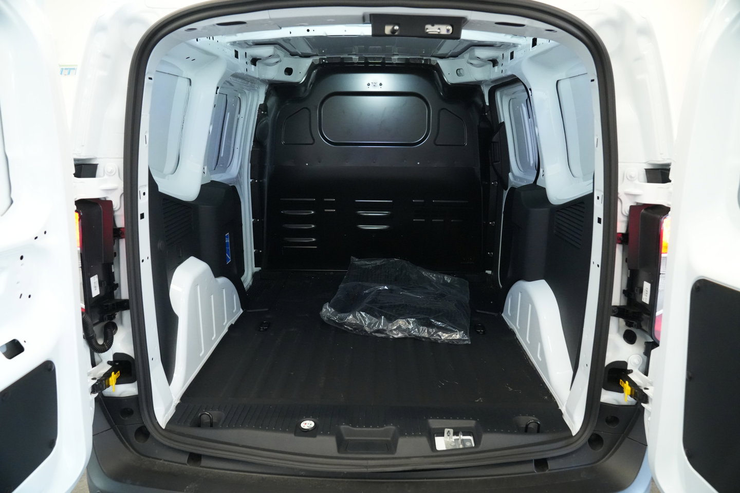 Ford E-Transit Cour. Limited 54 kWh PDC ACC Climate Carplay