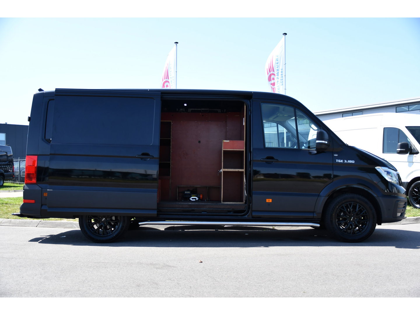 MAN TGE 3.180 35 2.0 L3H2 Black Edition FULL Options! Adaptieve Cruise, Camera, Carplay, 2 x Schuifdeur, LED, Clima, Stoelverarming, Multimedia, Stuurverwarming, Uniek!