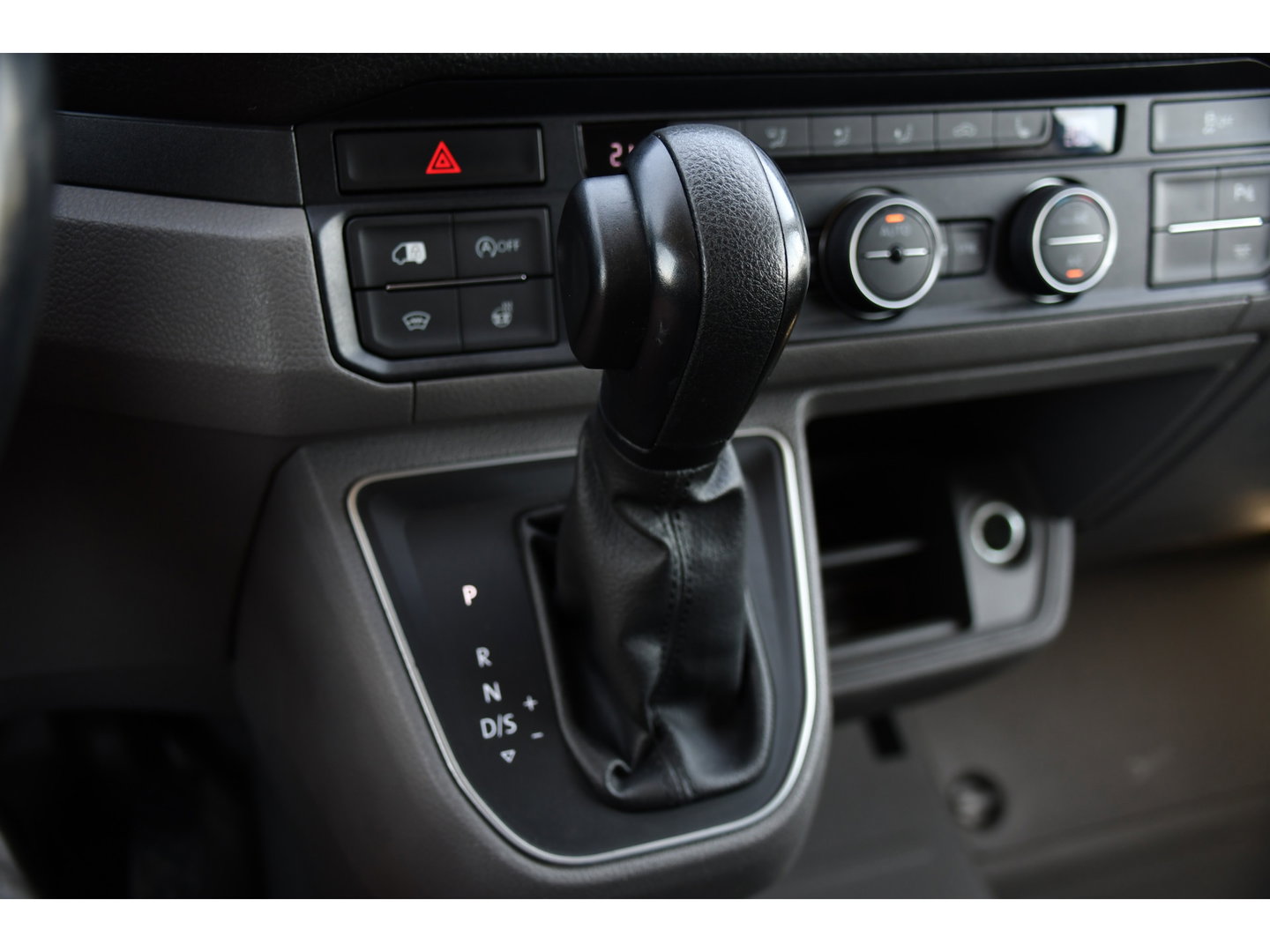 MAN TGE 3.180 35 2.0 L3H2 Black Edition FULL Options! Adaptieve Cruise, Camera, Carplay, 2 x Schuifdeur, LED, Clima, Stoelverarming, Multimedia, Stuurverwarming, Uniek!