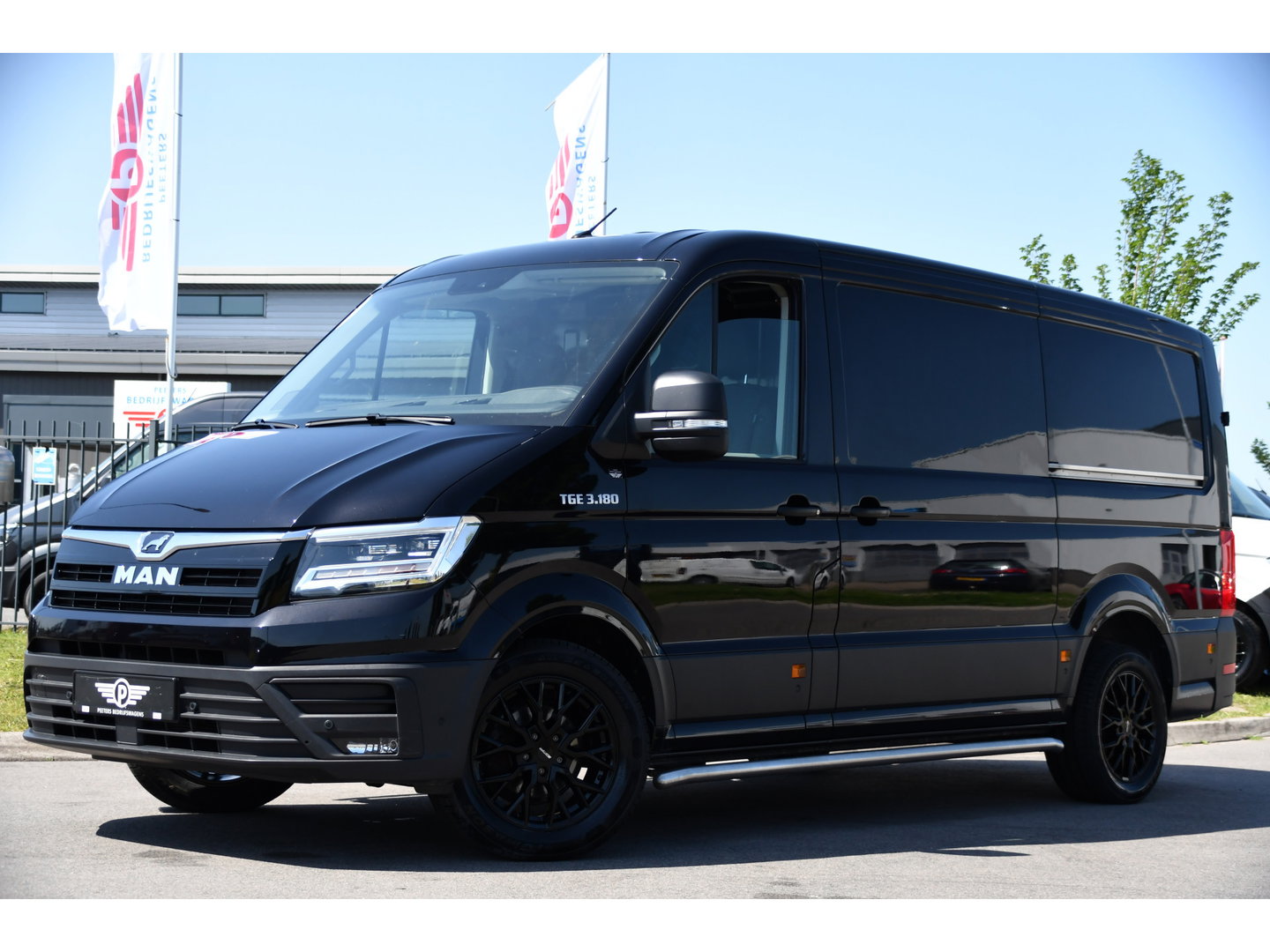 MAN TGE 3.180 35 2.0 L3H2 Black Edition FULL Options! Adaptieve Cruise, Camera, Carplay, 2 x Schuifdeur, LED, Clima, Stoelverarming, Multimedia, Stuurverwarming, Uniek!
