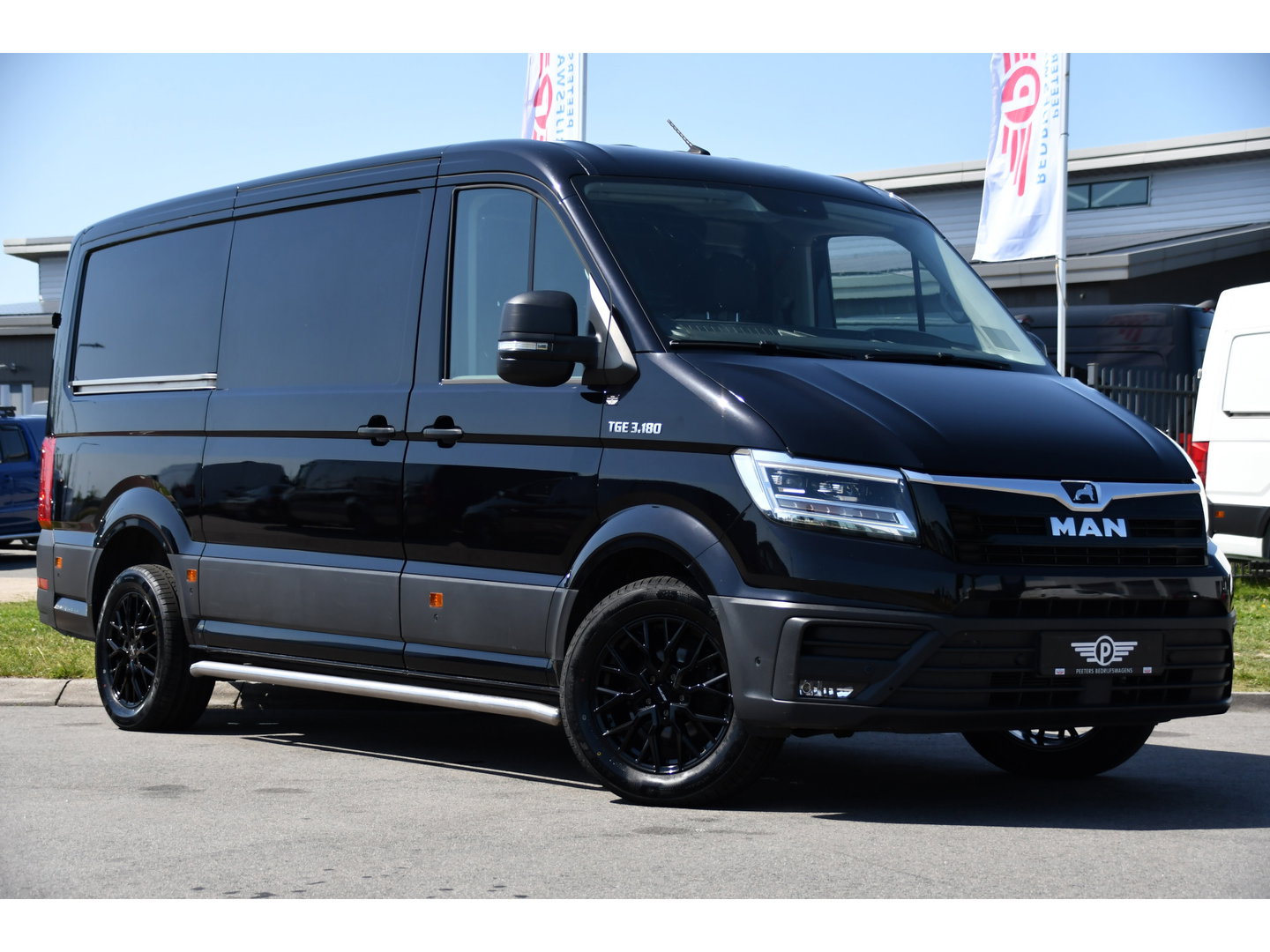 MAN TGE 3.180 35 2.0 L3H2 Black Edition FULL Options! Adaptieve Cruise, Camera, Carplay, 2 x Schuifdeur, LED, Clima, Stoelverarming, Multimedia, Stuurverwarming, Uniek!