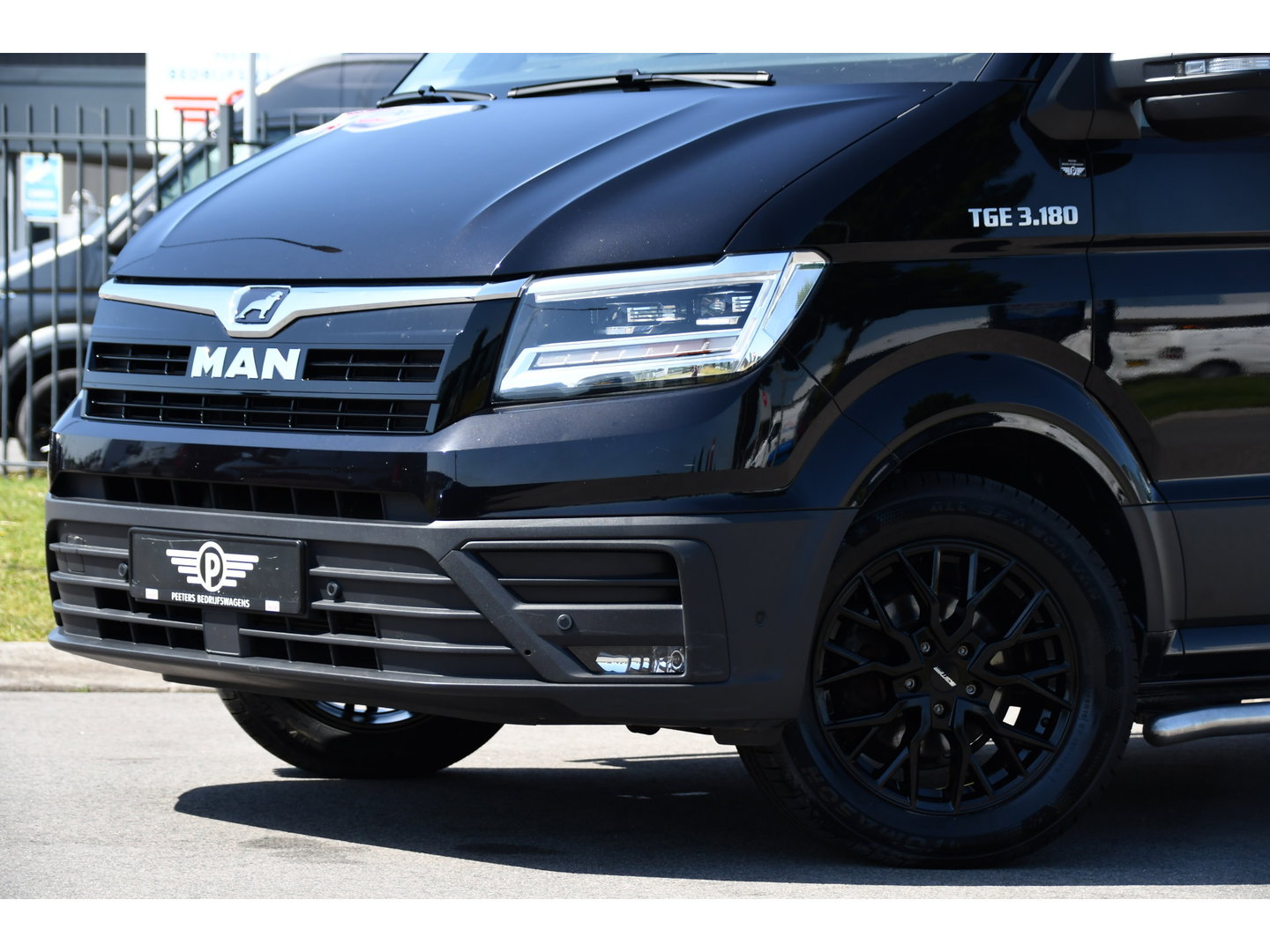 MAN TGE 3.180 35 2.0 L3H2 Black Edition FULL Options! Adaptieve Cruise, Camera, Carplay, 2 x Schuifdeur, LED, Clima, Stoelverarming, Multimedia, Stuurverwarming, Uniek!